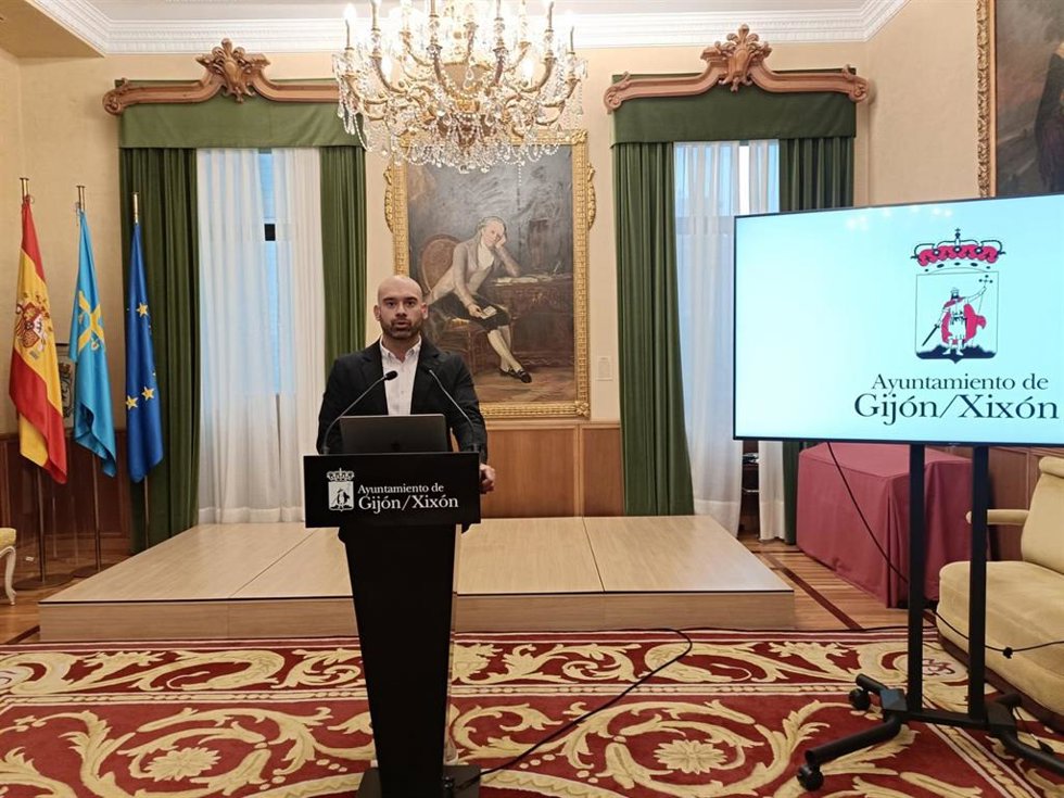 El portavoz de la Junta de Gobierno de Gijón, Jesús Martínez Salvador, en rueda de prensa en el Consistorio gijonés.