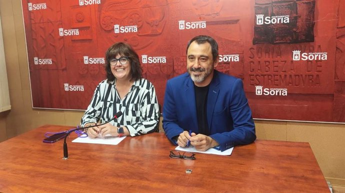 Ana Alegre y Javier Muñoz explican el nueve espacio artesano que se situará en el Mercado Municipal de Soria.