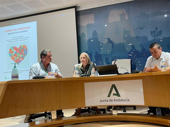La delegada territorial de Salud y Consumo en la provincia de Cádiz, Eva Pajares, inaugurando la Semana del Corazón en el Hospital Puerta del Mar de Cádiz