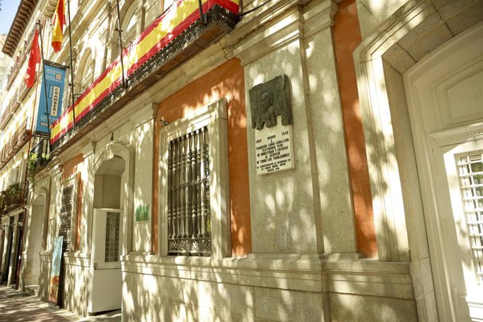 Archivo - El Ayuntamiento de Madrid devuelve la placa de Largo Caballero a la fachada de la Junta de Chamberí