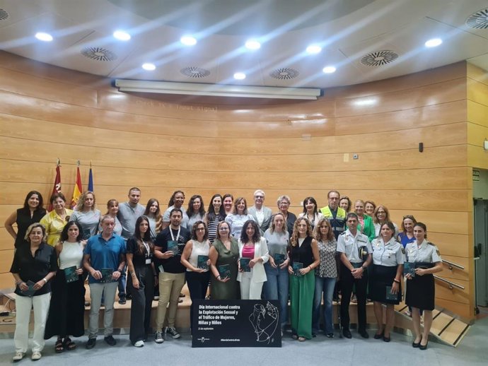 La directora general de Mujer y Prevención de la Violencia de Género, Ana Belén Martínez, junto con representantes de las entidades sociales especializadas que forman parte de la Mesa de la Trata