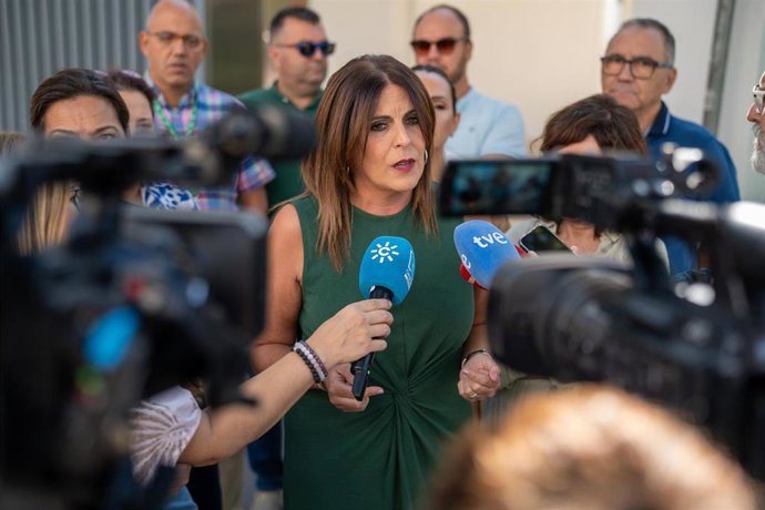 La portavoz adjunta del Grupo Socialista en el Parlamento andaluz, Ángeles Férriz, atiende a los medios en Córdoba.