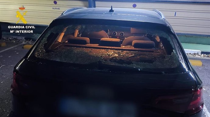 Imagen del coche dañado del policía local de Banyeres de Mariola (Alicante)