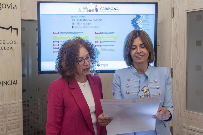 La alcaldesa de Labajos, Margarita Meroño (izda), con la diputada de Promoción provincial, Magdalena Rodríguez .
