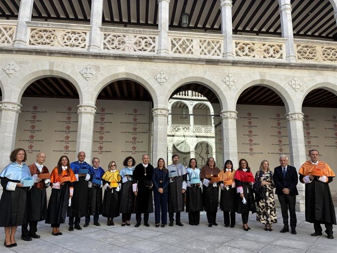 Foto de familia en el claustro del Palacio de Santa Cruz con el rector, Antonio Largo, y la consejera de Eduación, Rocío Lucas.
