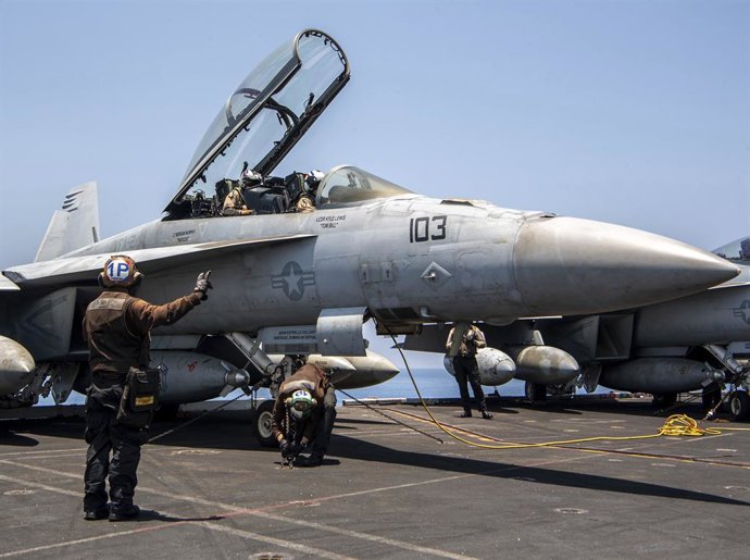 Archivo - April 11, 2025, Red Sea, United States: A U.S. Navy sailors run a F/A-18F Super Hornet fighter aircraft with the Bounty Hunters of Strike Fighter Squadron 2, through pre-flight checks on the flight deck of the Nimitz-class aircraft carrier USS C
