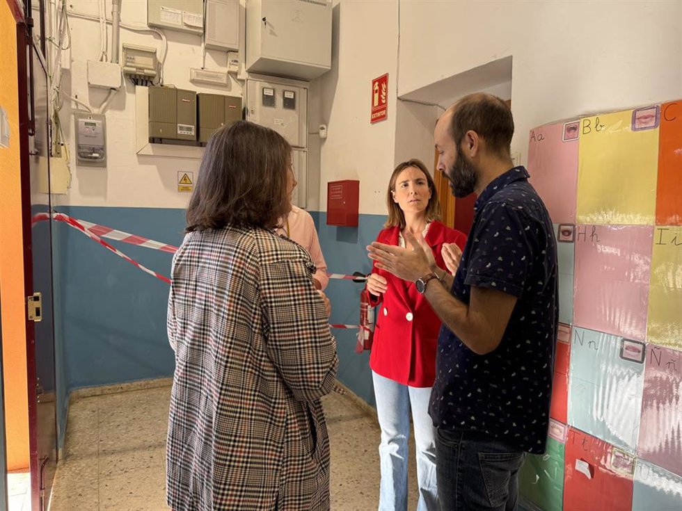 Delegada de Educación y Edificios Municipales, Blanca Gastalver, en el CEIP Arias Montano.