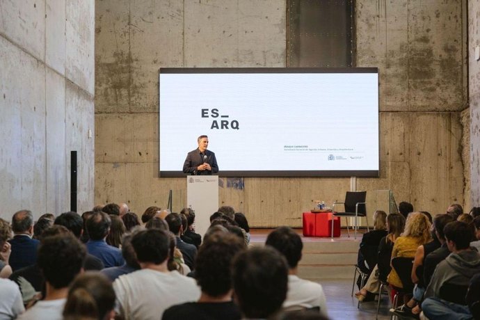 El secretario general de Agenda Urbana, Vivienda y Arquitectura, Iñaqui Carnicero, durante su intervención en la presentación del nuevo máster habilitante en arquitectura.