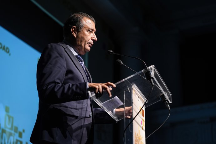 El presidente de la Diputación de Sevilla, Javier Fernandez, durante VII edición de los 'Premios universidad, mujer y empresa: Roma 2025' en la Fundación Cajasol, a 22 de septiembre de 2025 en Sevilla (Andalucía, España).
