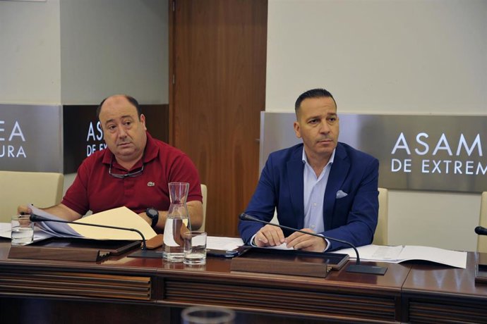 Los diputados de Vox en la Asamblea Juan José García y Óscar Fernández Calle en la Junta de Portavoces de la Asamblea