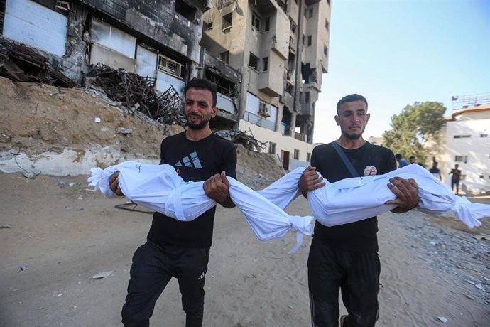 Palestinos trasladan al Hospital al Shifa los cuerpos de dos muertos a causa de los ataques ejecutados por el Ejército de Israel contra la Franja de Gaza