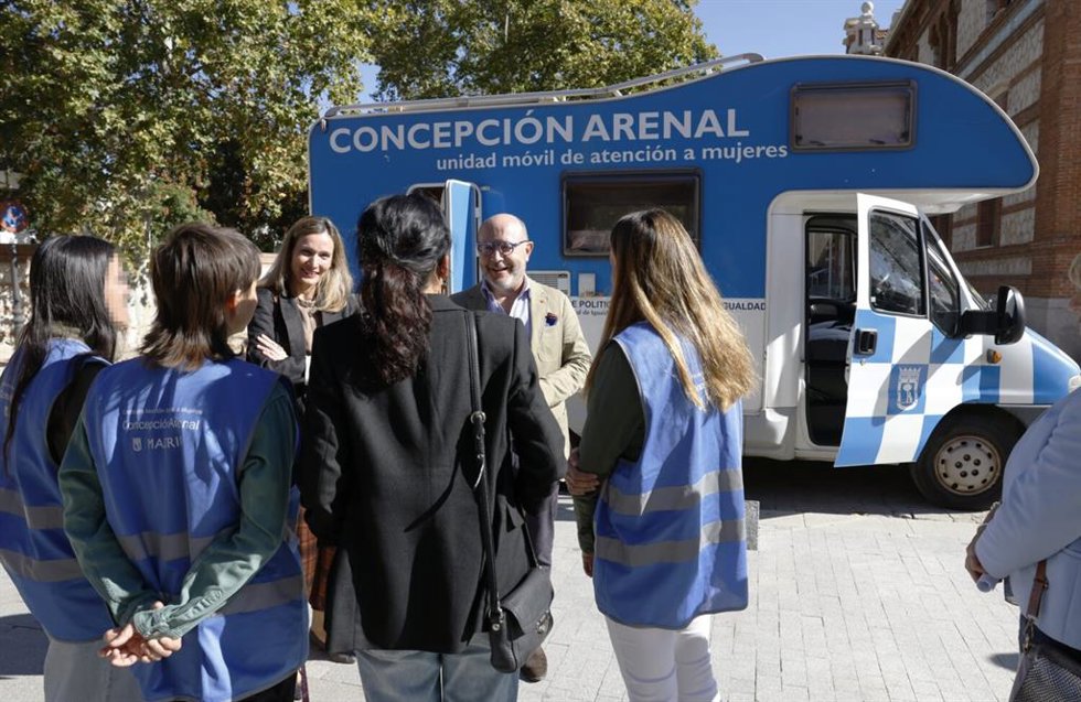 El delegado de Políticas Sociales, Familia e Igualdad, José Fernández, visita la unidad móvil que recorre cada día calles, pisos y clubes en la ciudad con el objetivo de detectar a mujeres víctimas de trata con fines de explotación sexual.