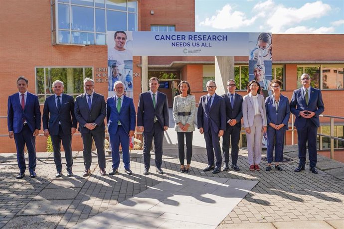 La Reina Letizia (c), junto al presidente de CyL, Alfonso Fernández Mañueco (5i), el ministro de Política Territorial, Ángel Víctor Torres (4i), y el alcalde, Carlos García Carbayo (i), antes del acto del Día Mundial de la Investigación en Cáncer.