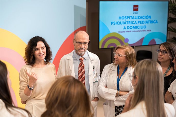 La presidenta de la Comunidad de Madrid, Isabel Díaz Ayuso (1i) y el gerente del Hospital Infantil Universitario Niño Jesús, Julio Zarco (c), durante la presentación del balance de la Unidad de Hospitalización Pediátrica a Domicilio
