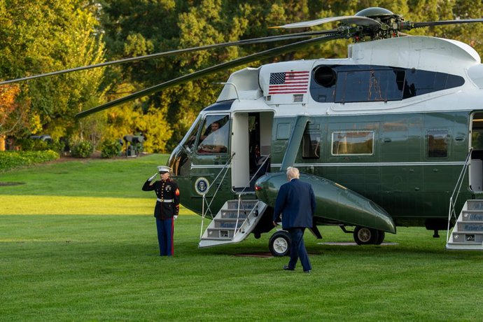 Imagem de arquivo do presidente dos EUA, Donald Trump, em pé ao lado do Marine One.
