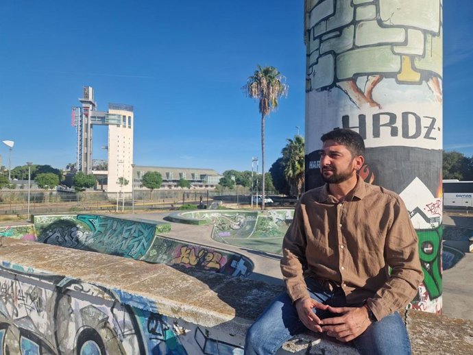 El concejal de IU Sevilla con las pistas del 'skate park' de Plaza de Armas al fondo.
