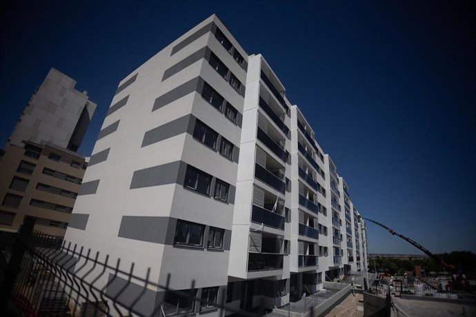 Archivo - Edificio de viviendas en construcción.