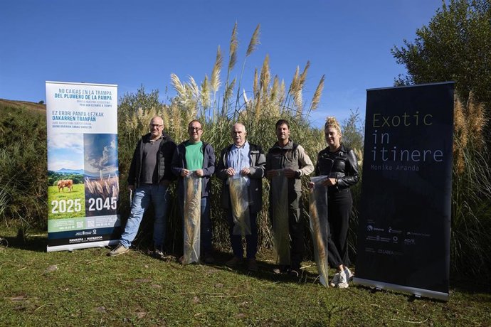 Imagen del acto de arranque simbólico de la planta exótica invasora 'Plumero de la Pampa' y presentación de una campaña de sensibilización
