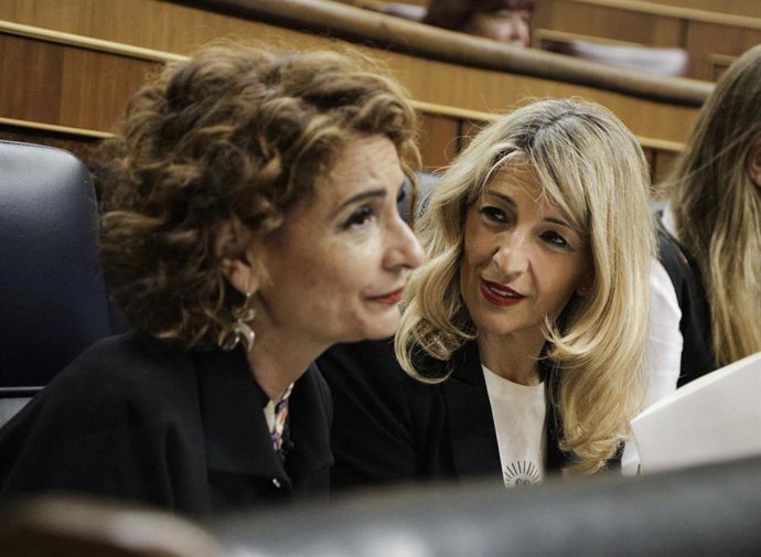 Archivo - (I-D) La vicepresidenta primera y ministra de Hacienda, María Jesús Montero, y la vicepresidenta segunda y ministra de Trabajo, Yolanda Díaz, durante un pleno en el Congreso de los Diputados, a 12 de marzo de 2025, en Madrid (España).