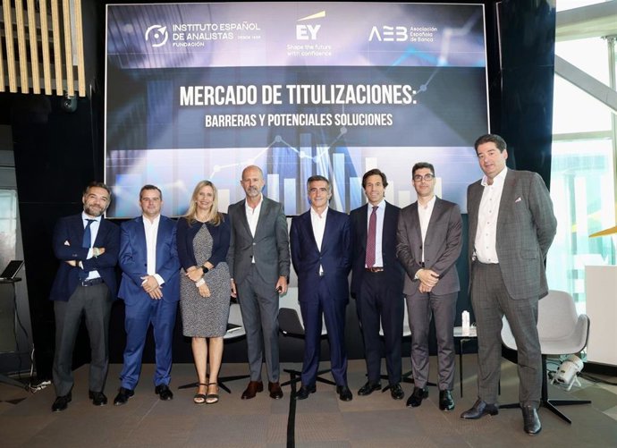Álvaro Alonso, EY; David Sánchez, Banco Santander; Lola Solana, Instituto Español de Analistas; José Carlos Hernández, socio de EY; Andrés González, de Citigroup; Pedro Cadarso, de la AEB; Albert Ferreiro, de Banco Sabadell, y Jesús Sanz, Beka Finance.