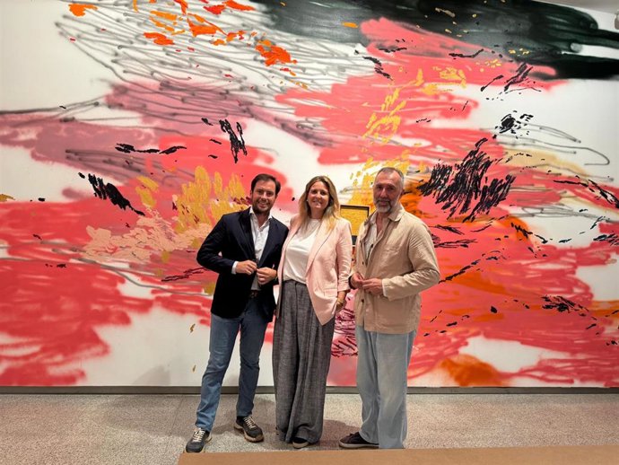 La Sala Atín Aya acoge la exposición 'El perro negro' de Paco Pérez Valencia, un "viaje" por su obra artística.