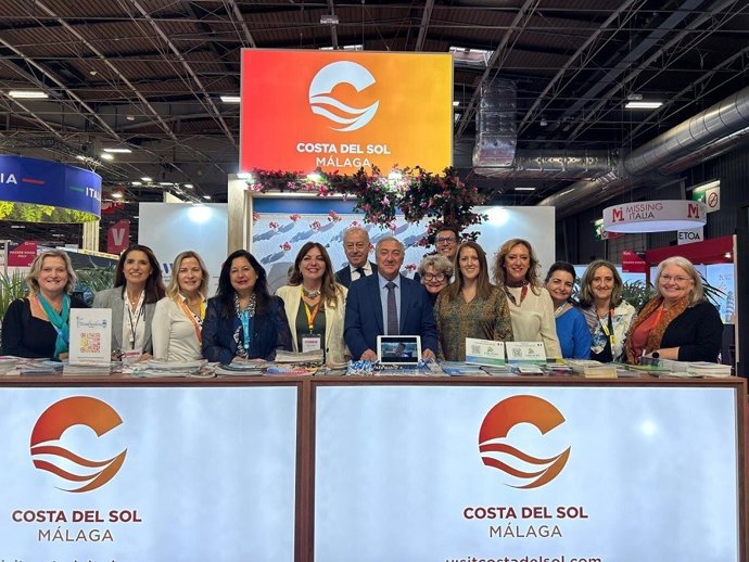 El estand de Turismo Costa del Sol se ha concebido como un espacio práctico y funcional, que permite a los profesionales y empresarios locales mantener reuniones y abrir nuevas oportunidades de negocio.