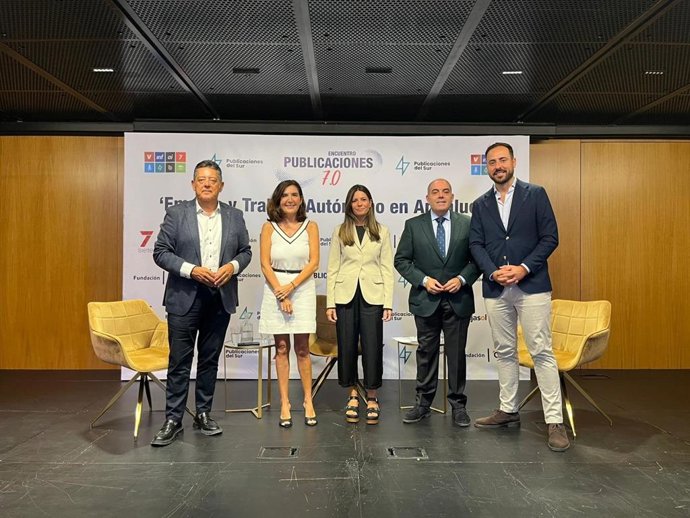 La consejera de Empleo, Empresa y Trabajo Autónomo, Rocío Blanco, en el Encuentro Publicaciones 7.0 'Empleo y trabajo autónomo en Andalucía', al presidente nacional de ATA y vicepresidente de la CEOE, Lorenzo Amor.