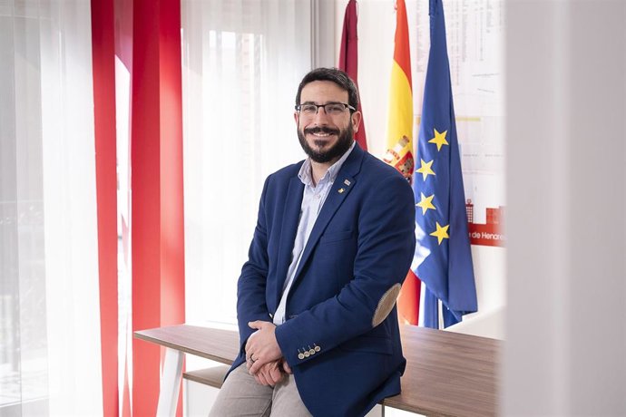 Archivo - El alcalde de Azuqueca de Henares, Miguel Óscar Aparicio.