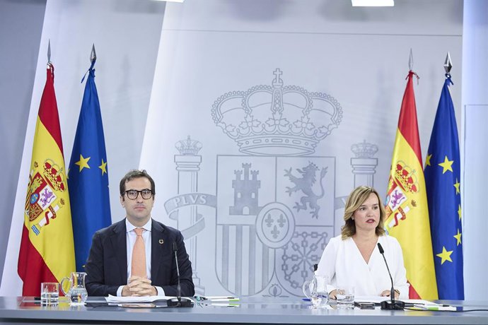 O Ministro da Economia, Comércio e Empresa, Carlos Cuerpo, e a Ministra da Educação, Treinamento Vocacional e Esportes e Porta-voz do Governo, Pilar Alegría, durante uma coletiva de imprensa após o Conselho de Ministros, no Palácio Moncloa, em 23 de maio.