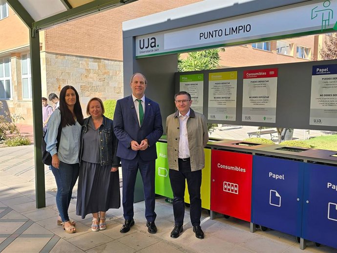 Luis Nieto (izq), Nicolás Ruiz, Carmen Rosario Mesa y Nieves Delgado (dcha) en la presentación de los nuevos puntos limpios de la UJA