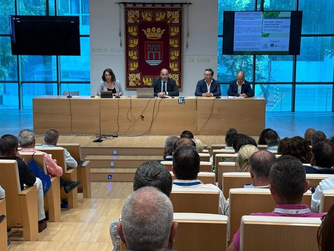 Inauguración de la jornada sobre legislación urbanística en Arcos, organizada por el Servicio de Asistencia a Entidades Locales de la Diputación de Cádiz en colaboración con la Junta de Andalucía.