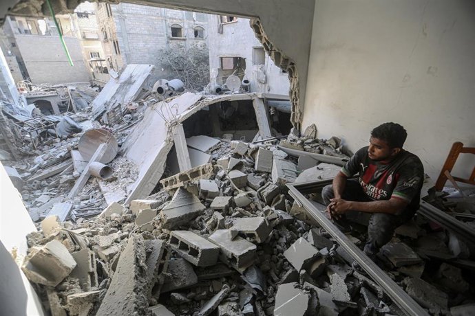 23 September 2025, Palestinian Territories, Gaza: Palestinians inspect the site of Israeli airstrikes on homes in the Shati refugee camp, amid an Israeli military operation, in Gaza City. Photo: Omar Ashtawy/APA Images via ZUMA Press Wire/dpa