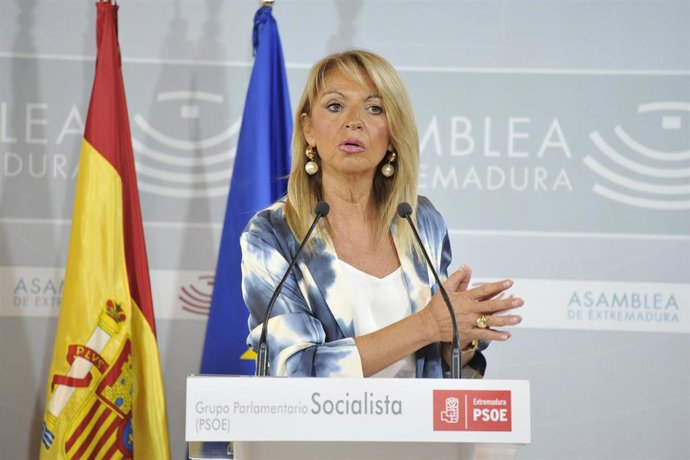 La portavoz del PSOE en la Asamblea de Extremadura, Piedad Álvarez, en rueda de prensa tras la Junta de Portavoces de la Cámara regional