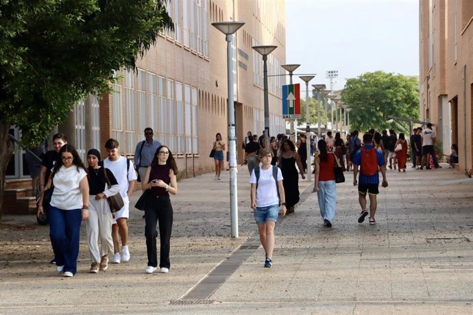 Estudiantes de la Universidad de Almería en el campus en la jornada de inicio oficial de las clases.