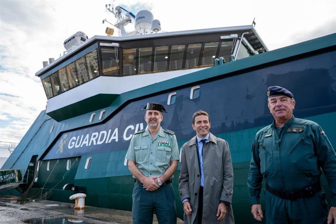 El delegado del Gobierno, Pedro Casares, junto al buque oceánico 'Duque de Ahumada'