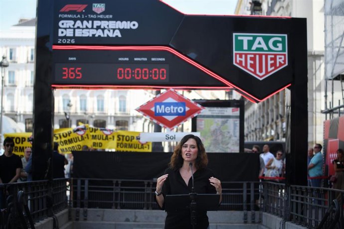 La presidenta de la Comunidad de Madrid, Isabel Díaz Ayuso, interviene durante la activación de la cuenta atrás para el GP de España.