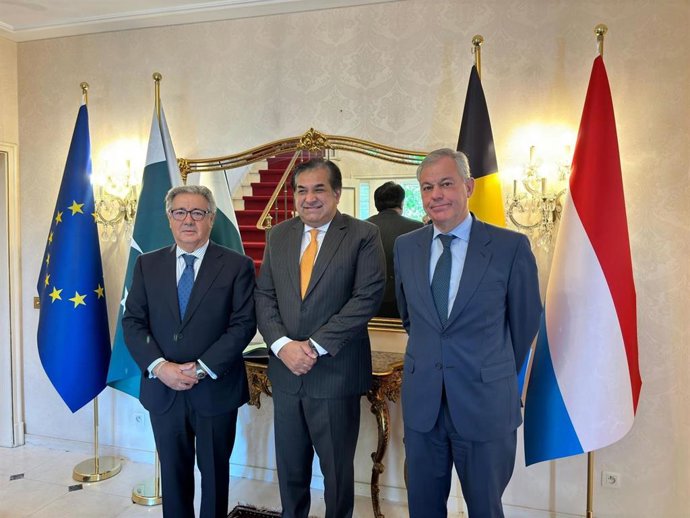 Zoido y Sanz flanquean al embajador de Pakistán en Bélgica, tras la reunión en la Embajada de Bruselas.