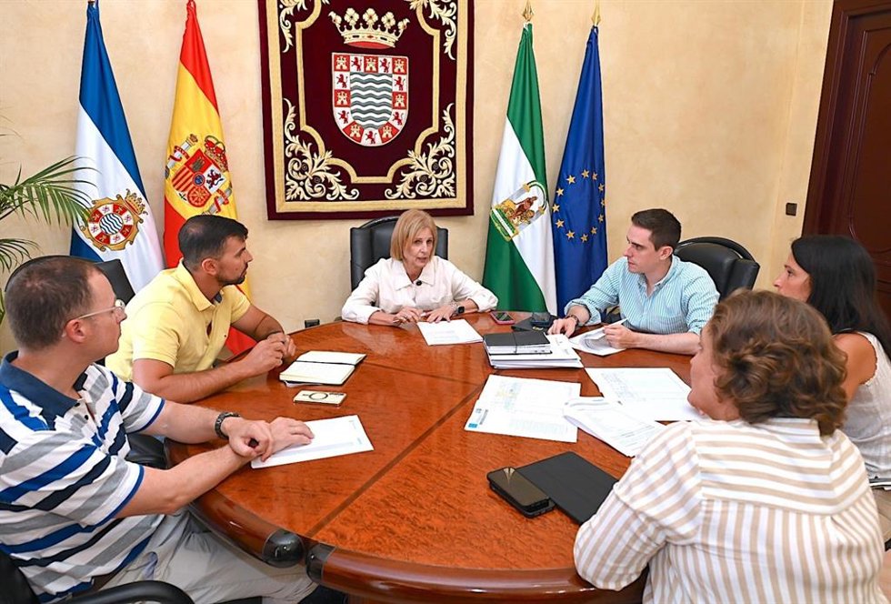 Archivo - El equipo de gobierno del Ayuntamiento de Jerez durante la reunión con el Club Voleibol de Jerez.