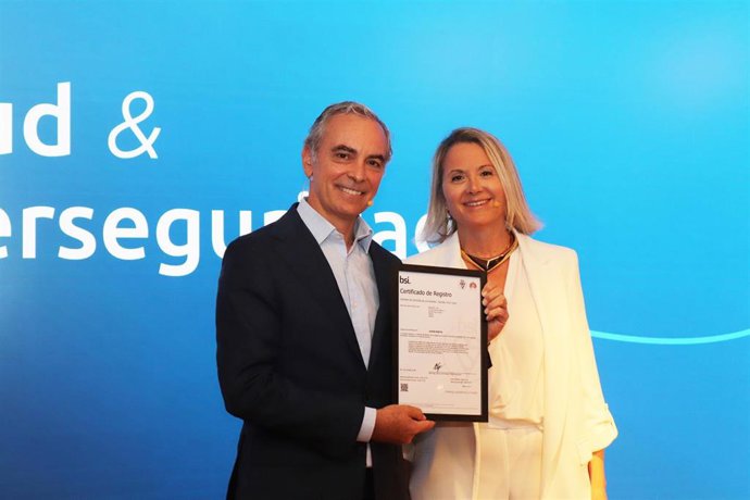 El director financiero de Bankinter, Jacobo Díez, recibe la certificación ISO 27017 por el sistema de gestión de la seguridad de los servicios en la nube de la entidad.