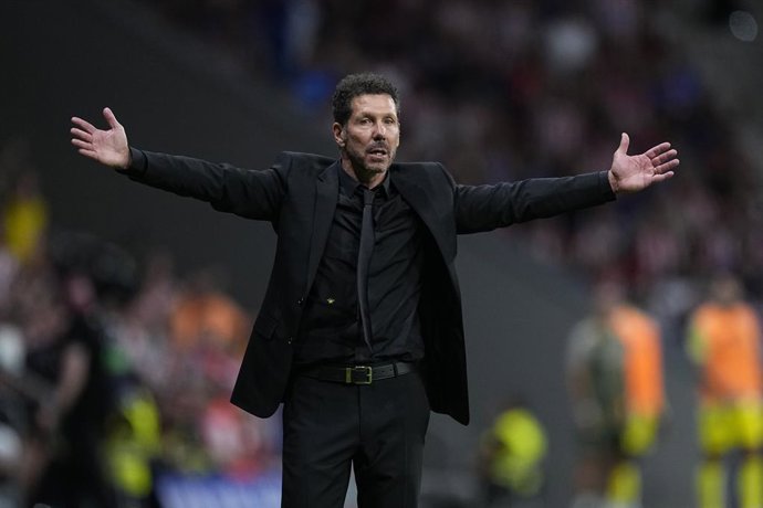 Diego Simeone, técnico do Atlético de Madri, gesticula durante a partida de futebol da Liga Espanhola, LaLiga EA Sports, disputada entre o Atlético de Madri e o Villarreal CF no estádio Riyadh Air Metropolitano em 13 de setembro de 2025, em Madri, Espanha
