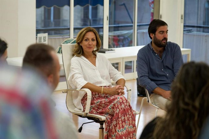 Acto de dirigentes de Vox con los jóvenes en la sede de la formación en Sevilla.