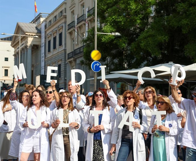 Archivo - Arquivo - Um grupo de médicos com jalecos brancos se manifesta durante uma greve geral convocada pela Confederação Espanhola de Sindicatos Médicos (CESM) e pelo Sindicato Médico Andaluz (SMA) em 13 de junho de 2025 em Madri, na Espanha. A greve 