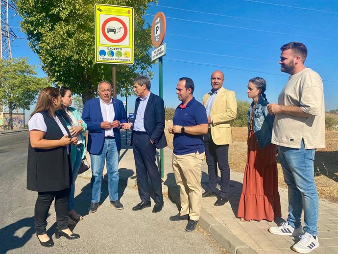 El secretario general del PSOE de Granada, Pedro Fernández, en el centro en la imagen junto a responsables socialistas en la provincia y al alcalde de Huétor Vega, Mario del Paso