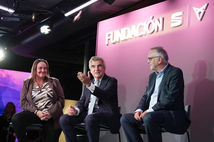 La de la Fundación Seat Cupra, Patricia Such; el director del Hospital Clínic, Josep Maria Campistol, y el director del Hospital Sant Joan de Déu, Manel del Castillo.