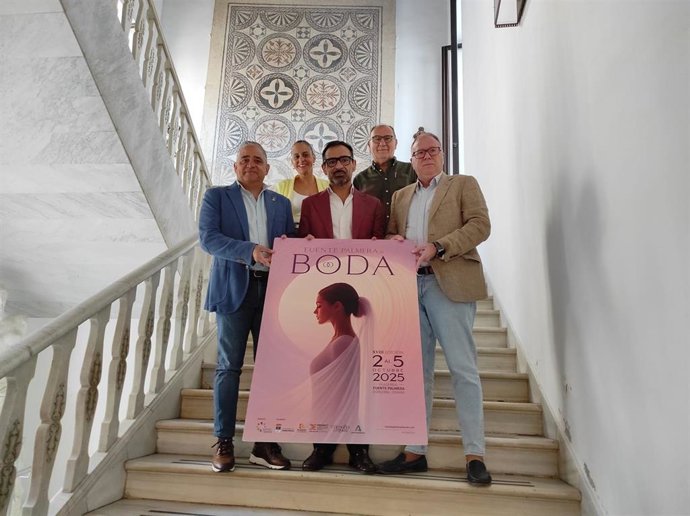 El delegado de Desarrollo Económico, Promoción y Empleo de la Diputación de Córdoba, Félix Romero (centro), en la presentación de Fuente Palmera de Boda.