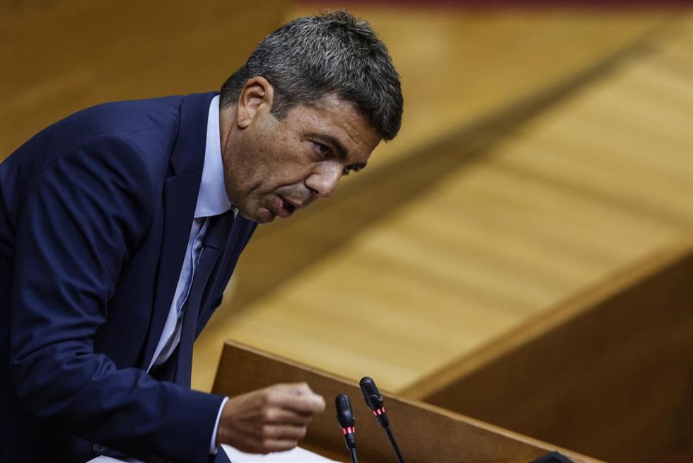El presidente de la Generalitat valenciana, Carlos Mazón, interviene durante el Debate de Política General, en les Corts Valencianes.