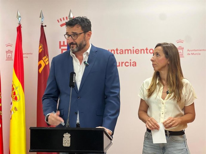 El portavoz del Grupo Municipal Socialista en el Ayuntamiento de Murcia, Ginés Ruiz, y la concejala socialista Esther Nevado
