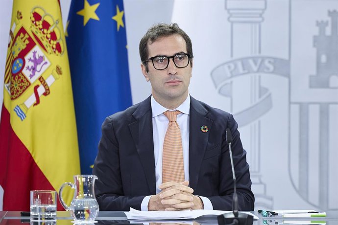 El ministro de Economía, Comercio y Empresa, Carlos Cuerpo, interviene durante una rueda de prensa tras el Consejo de Ministros, en el Palacio de la Moncloa, a 23 de septiembre de 2025, en Madrid (España). El Consejo de Ministros ha aprobado el decreto-le