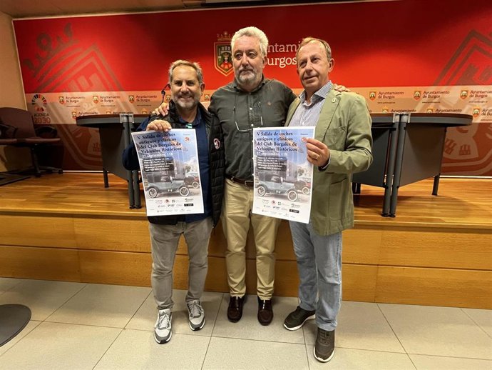 De izquierda a derecha: Eduardo González, de la AECC; el concejal Carlos Niño; y el representante del Club Burgalés de Vehículos Históricos, Chema del Río.