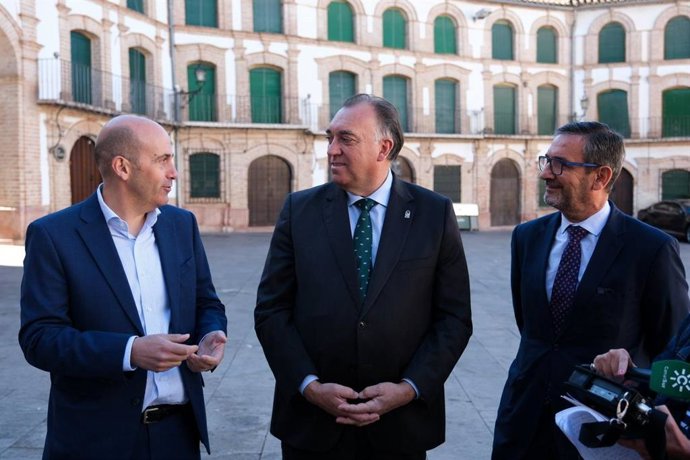 El consejero de Turismo y Andalucía Exterior de la Junta de Andalucía, Arturo Bernal, visita Archidona (Málaga).